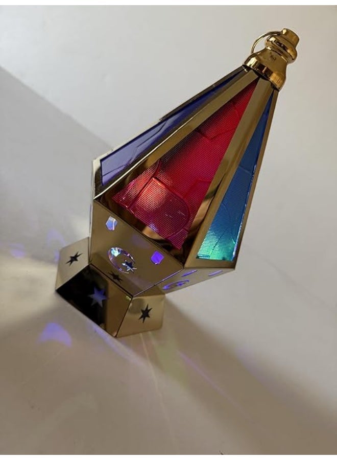 فانوس رمضان معدني مزخرف بضوء ليد متغير اللون ولمسة نهائية ذهبية، تصميم قمر ونجوم - Image 2